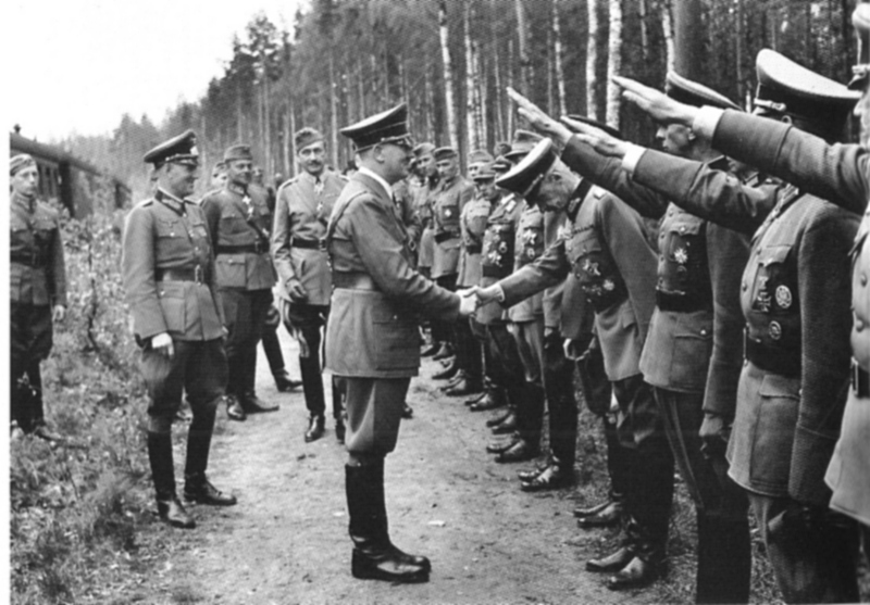 adolf_gitler_privetstvuet_nemeckih_i_finskih_oficerov_04.06.1942g..jpg