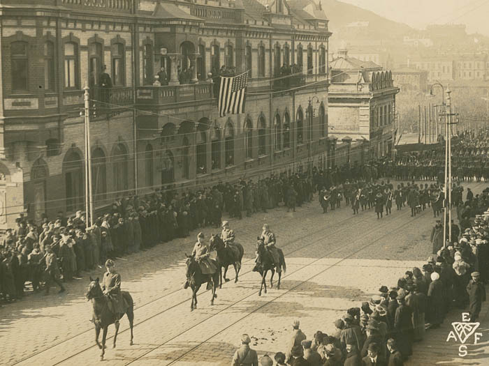 soyuznicheskij_parad_na_svetlanskoj_v_chest_pobedy_v_pervoj_mirovoj._15.11.1918.jpg