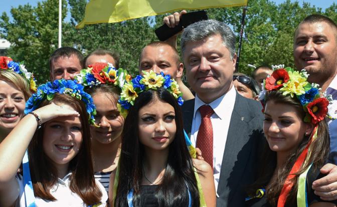 poroshenko_sredi_ukrainok.jpg