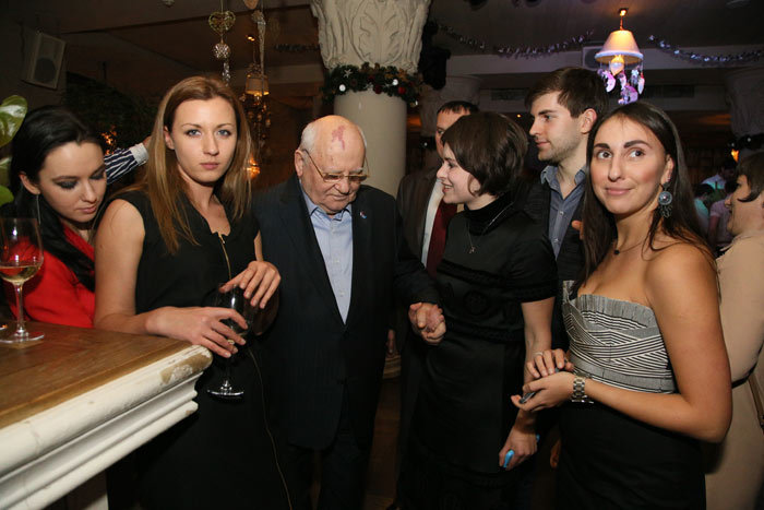 oksana_chizh_mihail_gorbachev_tonya_samsonova_dmitrij_borisov_i_irina_babloyan.jpg