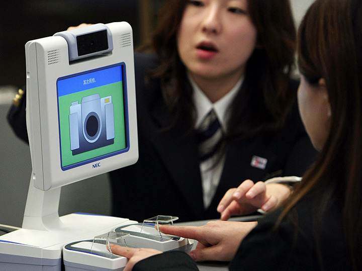 pogranichniki_berut_otpechatki_palcev_u_passazhirov_v_yaponskih_aeroportah_eshe_s_2007_goda._foto_-_Junko_Kimura-Getty_Images_News-Thinkstock.jpg