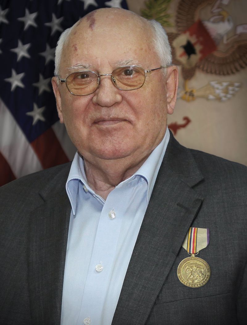 gorbachev_nagrazhden_medalyu_za_pobedu_v_holodnoj_vojne.jpg